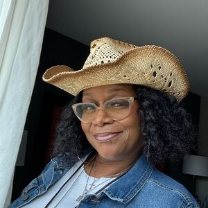 Meet your Posher, Elizabeth